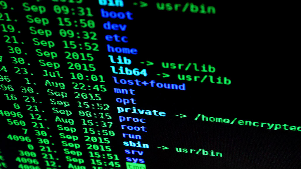 Pochi giorni fa Sanyam Jain, un ricercatore indipendente americano, ha individuato online un database contenente oltre 419 milioni di voci riferite ad account Facebook privati. Il database non era criptato né protetto da password, quindi chiunque fosse riuscito a scoprirne l’indirizzo avrebbe avuto libero accesso ai dati contenuti. Contattata GDI Foundation, una no-profit che si occupa di sicurezza informatica, Jain ha avviato una ricerca per risalire al proprietario del database, con scarsi risultati: i dati sono stati rimossi e l’ID disattivato. Non è chiaro quindi chi abbia raccolto i dati dal social network, violando la privacy di diversi milioni di persone, e per quale motivo. Esposti numeri di telefono e altri dati personali Le voci contenevano numerosi ID Facebook, le stringhe numeriche univocamente associate ai profili social, insieme ai numeri di telefono personali di tutti gli utenti. In molti casi erano presenti anche nome e cognome degli interessati, sesso e provenienza geografica, anche se sembra che circa la metà delle voci fossero duplicate (in tal caso, il numero di account a rischio scenderebbe a circa 250 milioni). Poco importa che Facebook, interpellata dalle autorità privacy, abbia affermato che “non ci sono prove di intrusioni nei profili social degli interessati”: la mancata protezione dei dati sensibili degli utenti li ha comunque esposti a chiamate spam e truffe. Si pensi al recente rischio di hacking della SIM, tramite il quale chi ha un po’ di dimestichezza informatica può collegarsi ai nostri account che usano il numero di telefono come fattore di autenticazione. La risposta di Facebook TechCrunch, prima a dare la notizia, ha riportato anche un’altra dichiarazione di Jay Nancarrow, portavoce dell’azienda di Mark Zuckerberg, secondo cui il database in questione contiene dati obsoleti, probabilmente raccolti prima delle modifiche alla privacy policy attuate dal social network l’anno scorso. Nancarrow si riferisce all’adeguamento GDPR che ha portato Facebook, nell’aprile 2018, a limitare l’accesso ai numeri di telefono degli utenti. Fino a quel momento, infatti, per chiunque (non necessariamente iscritto al social network) era possibile risalire a un account semplicemente a partire dal numero di telefono corrispondente. Dopo lo scandalo Cambridge Analytica Facebook, sotto l’inquisitoria lente d’ingrandimento delle autorità di tutto il mondo, si è visto costretto a rinforzare questa policy. Che i dati siano “vecchi” e siano stati raccolti in precedenza, quindi, è possibile, fermo restando comunque che sono quasi tutti corretti. Nuove norme di sicurezza privacy in arrivo? Il social network, dopo due anni difficili (ultimo scandalo era stata la scoperta di app sviluppate da terze parti, ma integrate nella piattaforma, che acquisivano automaticamente i dati personali degli utilizzatori) prova a mettere un punto alla vicenda promettendo una nuova stretta sulla privacy e controlli più approfonditi. Nel frattempo è bene ricordare che, se nei primi anni poteva avere senso condividere il numero di telefono con i propri amici virtuali, da quando Facebook è divenuto un fenomeno globale (e la cerchia di “amici” si è sempre più estesa) i nostri dati sono in generale più esposti e meno controllabili. In questo scenario, come sempre, la scelta migliore è quella di limitare le informazioni personali caricate online tutelando noi per primi la nostra privacy. Vuoi qualche consiglio per proteggere i tuoi dati sul web? Leggi qui